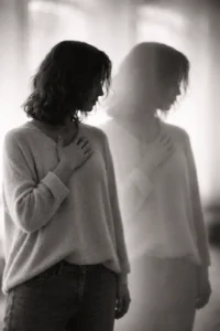 femme main sur poitrine